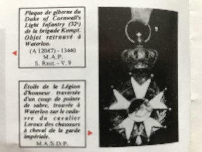 Die von einem Säbelhieb beschädigte Ehrenlegion, welche man nach Waterloo am Körper des gefallenen Chasseurs a cheval de la Garde Leroux fand