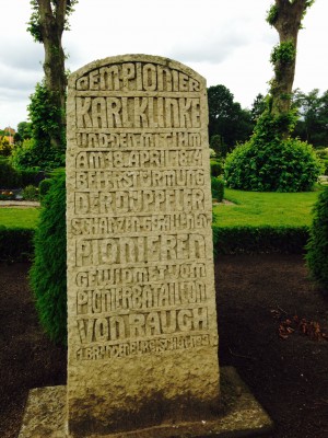 Der Gedenkstein für den Pionier Klinke auf dem Friedhof von Broagger