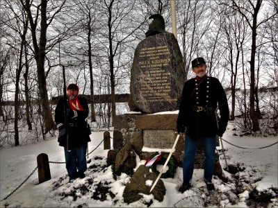 Bild 5  Meine Freunde Ejnar Stehen Hansen als Leutnant und John Arnis Hasen als Unteroffizier am Gedenkstein für das Gefecht und Niels Kjeldsen. (Foto jydske Landsoldaten)
