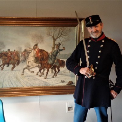 Bild 10 Leutnant Ejnar Steen Hansen vor einem weiteren Gemälde des Waffenganges (Quelle Foto Ejnar Steen Hansen,)