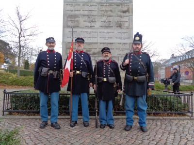 Das Denkmal (Ganz rechts steht ein Kaporal des 18. dänischen Linienregimentes, dies galt in der dänischen Armee als Elite Regiment)<br />Quelle Ejnar Steen Hansen