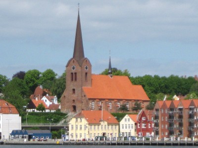 Sonderburg Sankt Marien Kirche, auf dem Vorplatz ist das Denkmal. Quelle Privatfoto