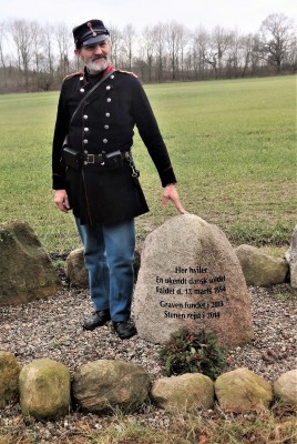 Mein Freund Ejnar am Gedenkstein für den unbekannten dänischen Soldaten (Eigenaufnahme Ejnat Steen Hansen)