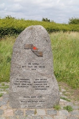 Gedenkstein in Düppel. Im deutsch-dänischen Krieg 1864 hatte das Rote Kreuz seinen ersten völkerrechtlich geregelten Einsatz..JPG