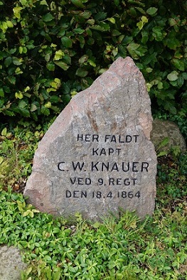 Gedenkstein für den dänischen Hauptmann C. W. Knauer nahe der Mühle von Düppel.JPG