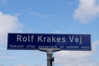 Straßenschild, benannt nach dem Panzerschiff Rolf Krake,das sich mit der preußischen Artilerie duellierte..JPG