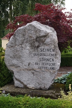 Deutscher Gedenkstein auf dem Friedhof von Düppel.JPG