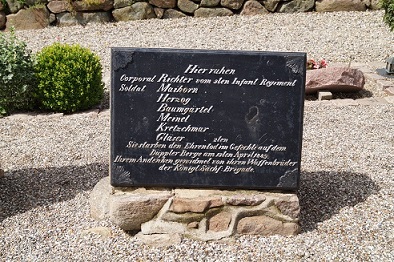 Deutsche Grabsteine auf dem Friedhof von Düppel (2).JPG